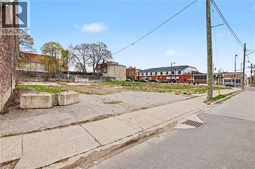 868 KING Street E — photo 3 of 6