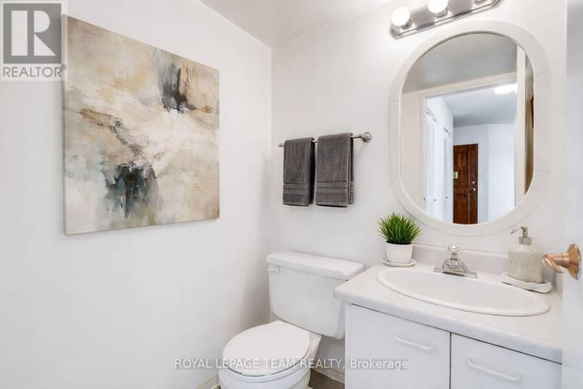 1004 - 40 Arthur Street E — photo 22 of 28