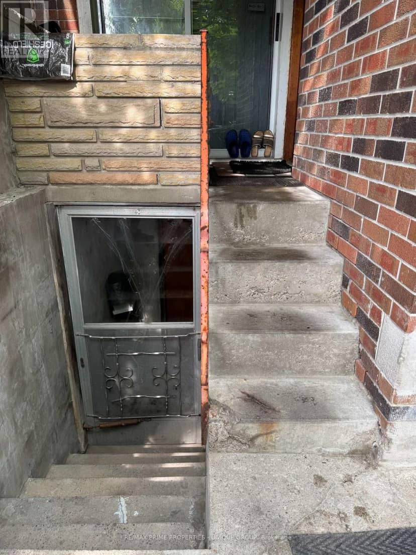 2330 Dufferin Street — photo 4 of 9