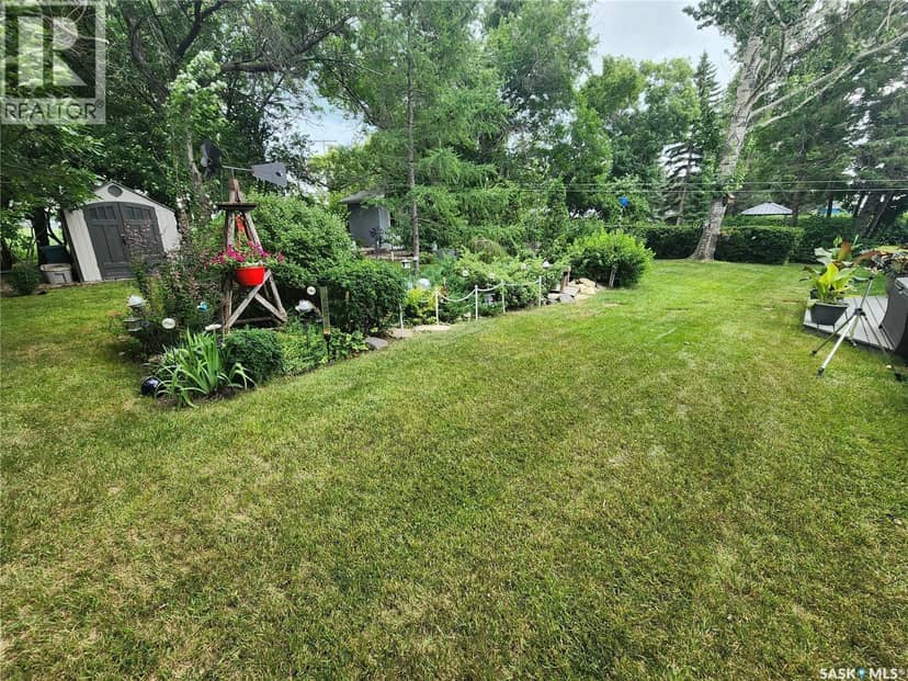 808 Assiniboia AVENUE — photo 35 of 38