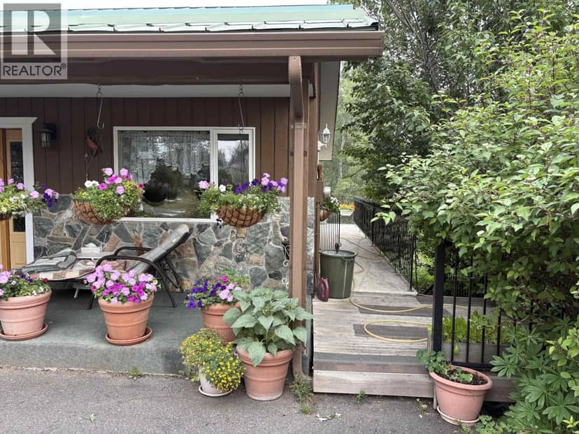 404 N BIRCH AVENUE, 100 Mile House, photo 2