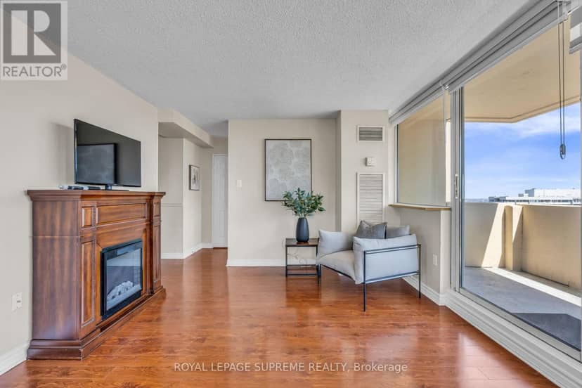 1907 - 3590 Kaneff Crescent — photo 10 of 40