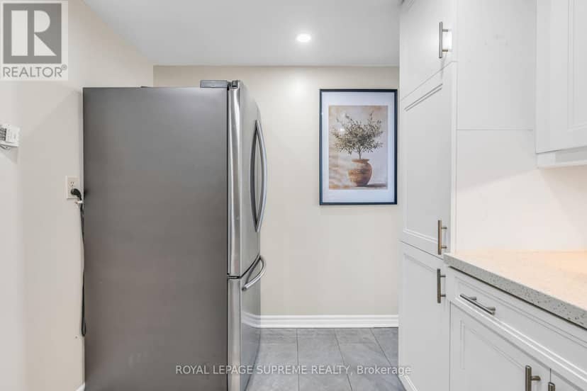 1907 - 3590 Kaneff Crescent — photo 19 of 40