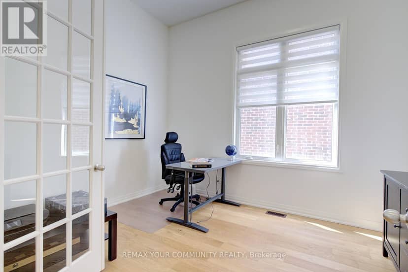 96 Bond Crescent — photo 8 of 40