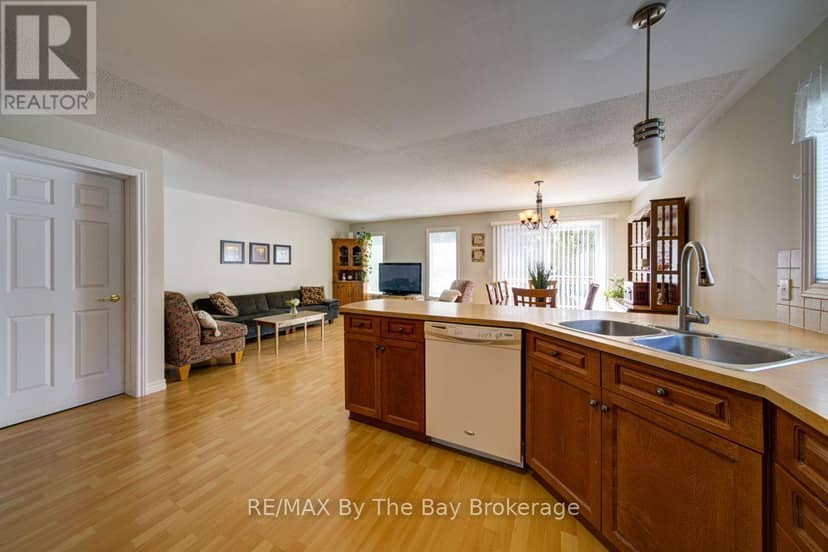 6 Illinois Crescent — photo 13 of 40