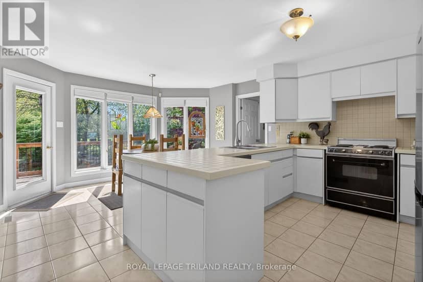 83 Blackburn Crescent — photo 14 of 40