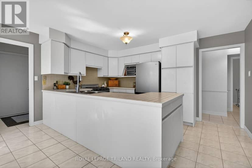 83 Blackburn Crescent — photo 15 of 40