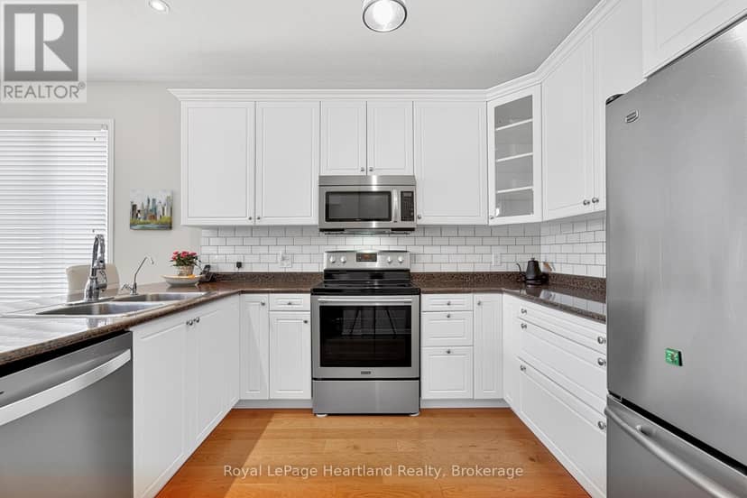 16 Macpherson Avenue — photo 21 of 40