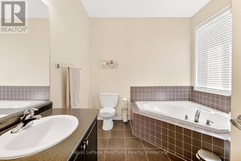 16 Macpherson Avenue — photo 26 of 40