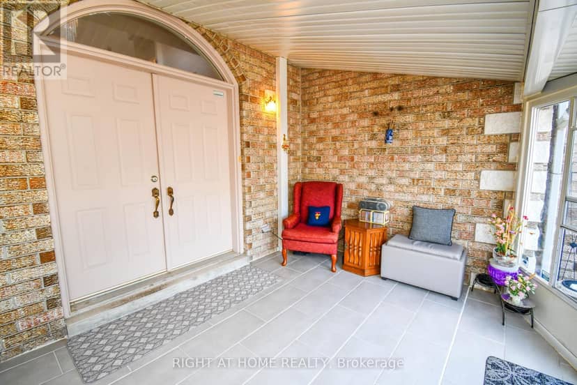 11 Thackeray Crescent — photo 15 of 36