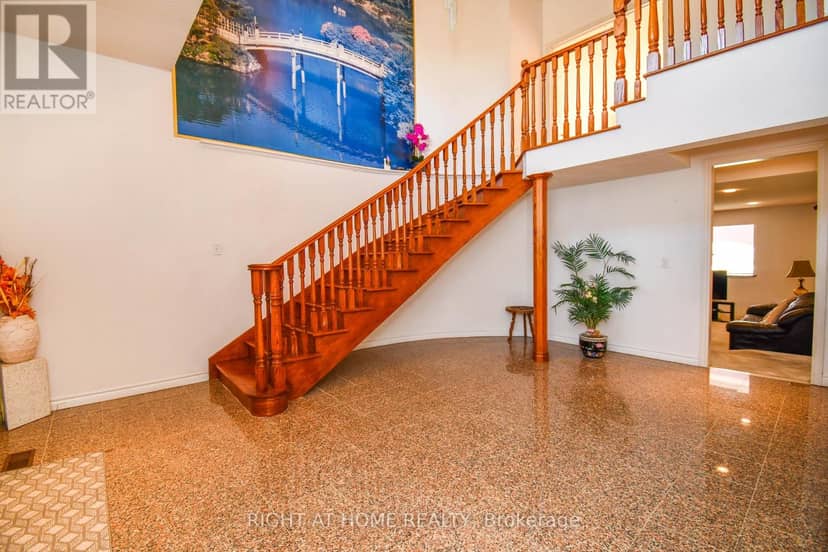 11 Thackeray Crescent — photo 18 of 36
