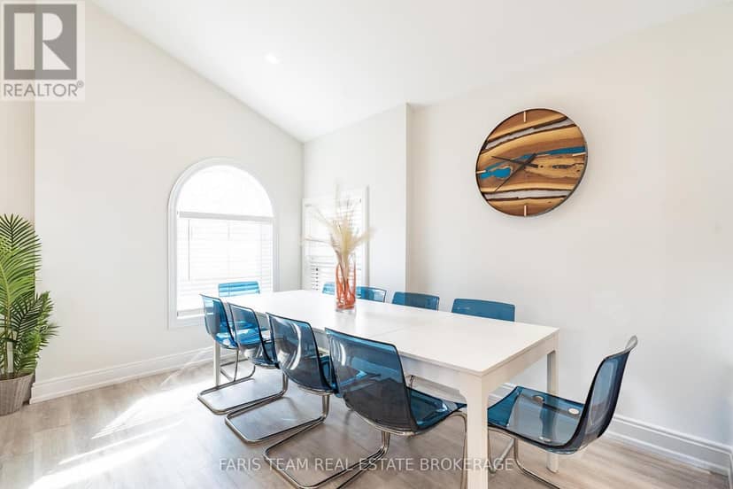 60 River Avenue Crescent — photo 9 of 40