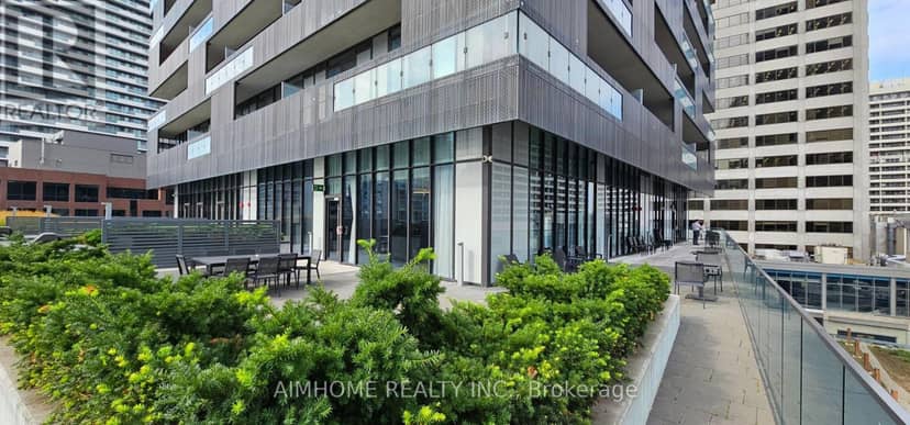 1711 - 8 Eglinton Avenue E — photo 2 of 21