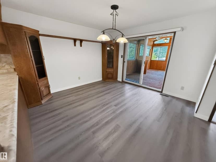 11327 25 AV NW — photo 16 of 40
