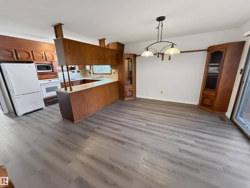 11327 25 AV NW — photo 15 of 40
