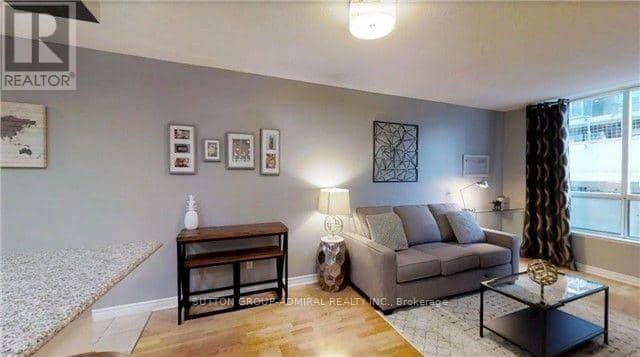 722 - 168 Simcoe Street — photo 2 of 13
