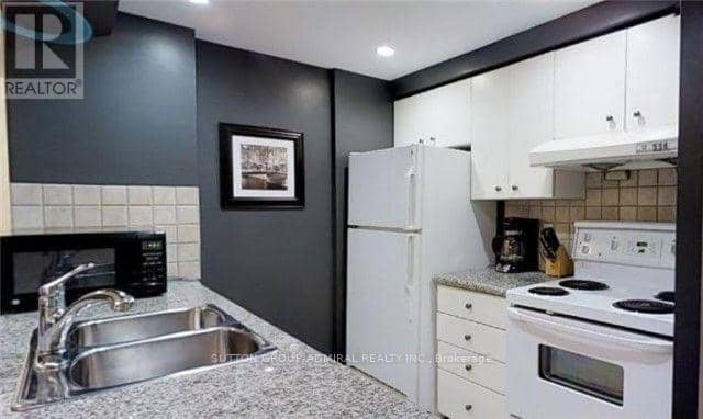722 - 168 Simcoe Street — photo 4 of 13