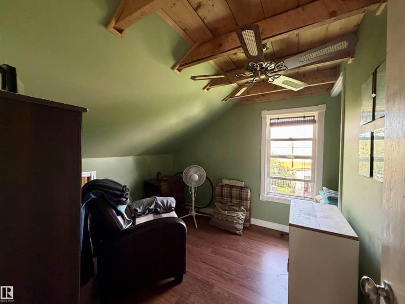 5040 49 ST — photo 11 of 31