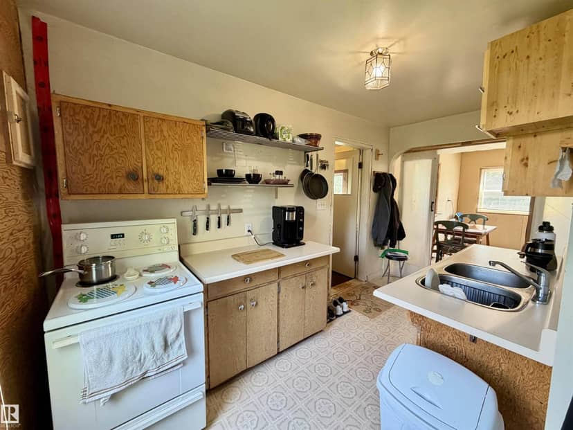 5040 49 ST — photo 9 of 31
