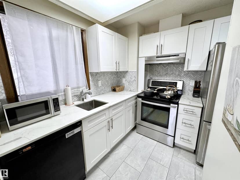 10346A 121 ST NW — photo 9 of 40