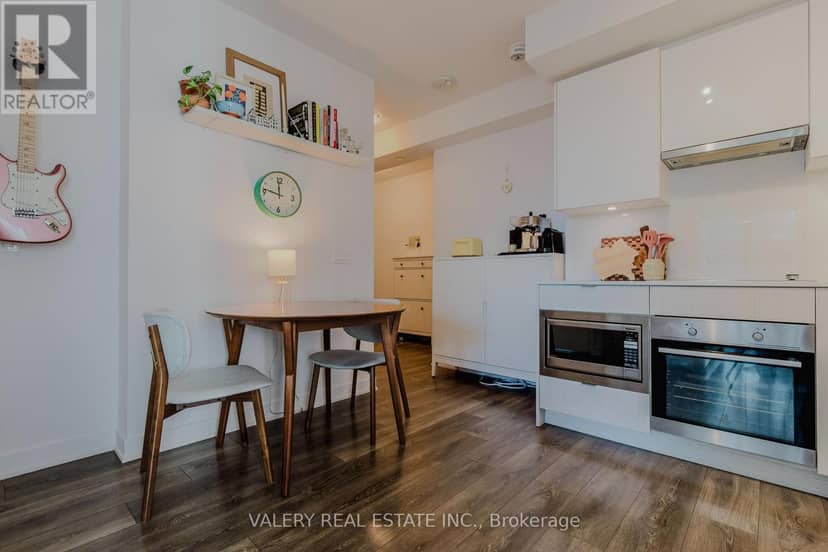 712 - 195 Redpath Avenue — photo 18 of 32