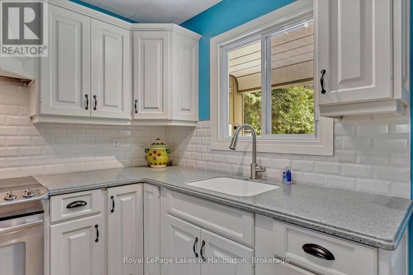 1093 Lamar Drive — photo 9 of 40