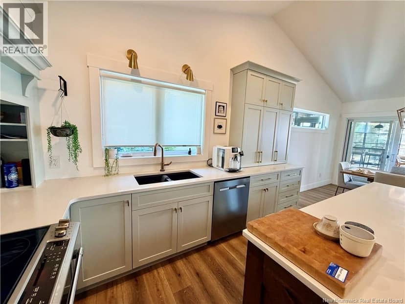 1635 Queen Elizabeth Drive — photo 16 of 40