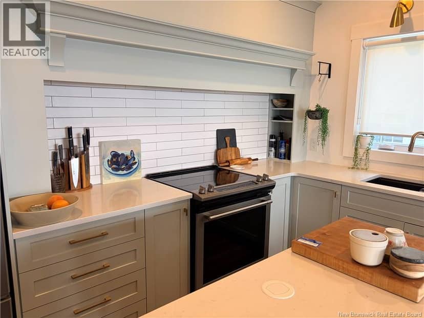 1635 Queen Elizabeth Drive — photo 17 of 40