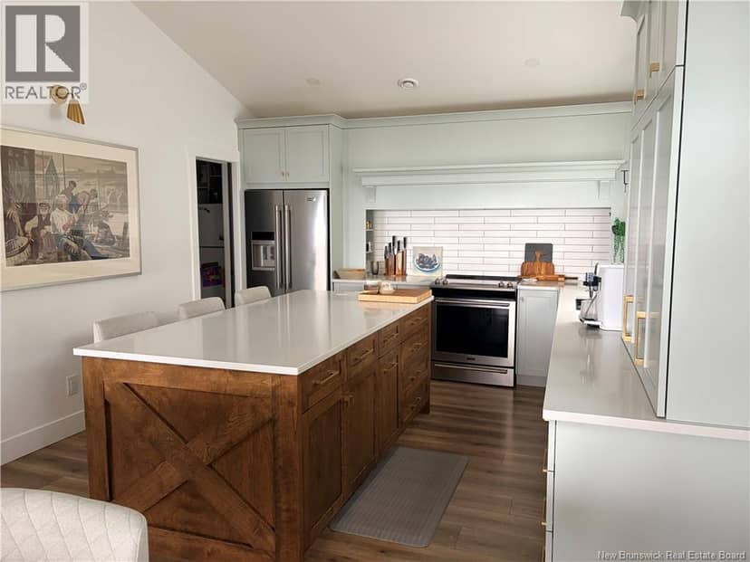 1635 Queen Elizabeth Drive — photo 19 of 40