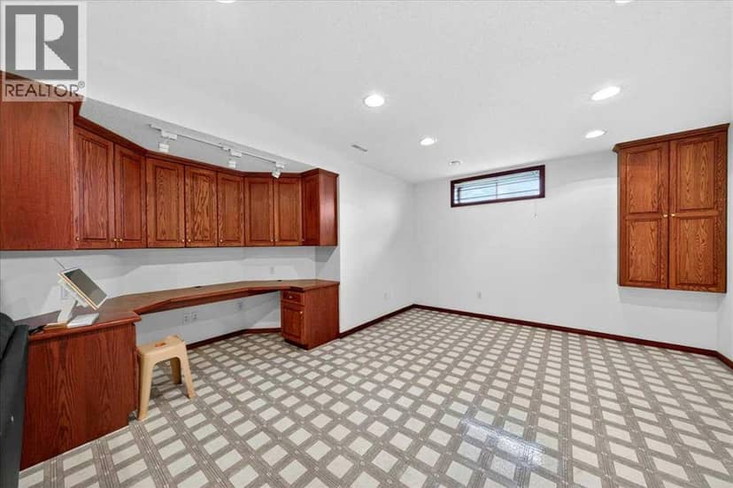 98 Hampstead Circle NW — photo 36 of 40