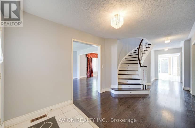 29 Charrington Crescent — photo 10 of 40