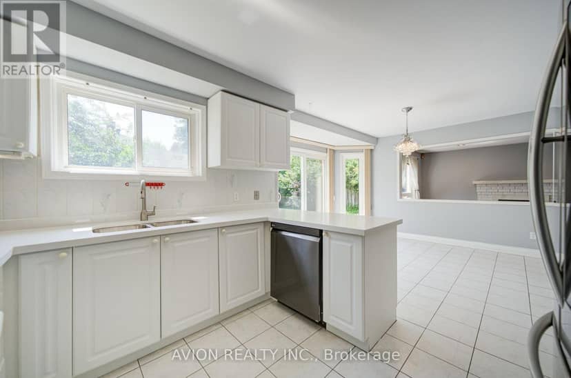29 Charrington Crescent — photo 15 of 40