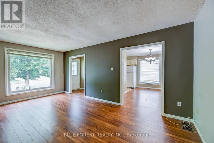 132 Ardsley Crescent — photo 5 of 33