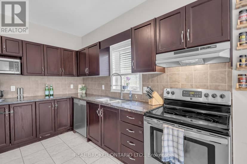 41 Harmer Crescent — photo 11 of 40