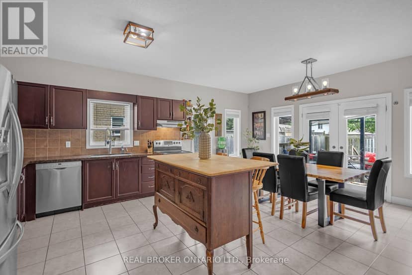 41 Harmer Crescent — photo 9 of 40
