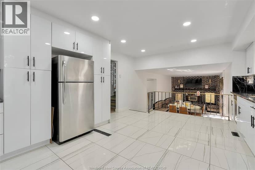 655 ROSELAND DRIVE South — photo 8 of 32
