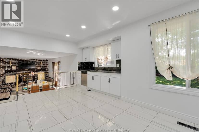 655 ROSELAND DRIVE South — photo 9 of 32