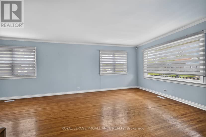 40 Aldershot Avenue — photo 4 of 33