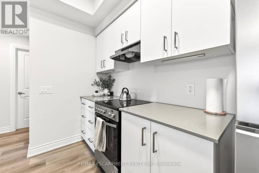 303 - 259 King Street E — photo 11 of 38