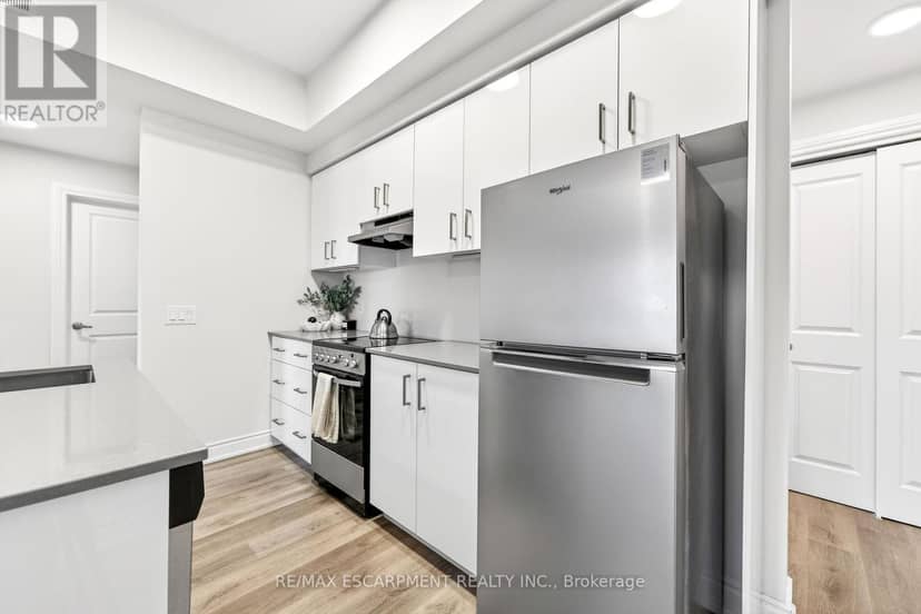 303 - 259 King Street E — photo 8 of 38