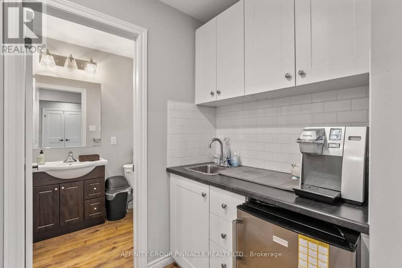 255 Kent Street W — photo 9 of 40