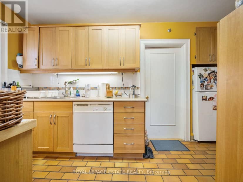 2275 Queen Street E — photo 10 of 40