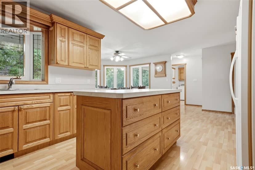 292 Regina AVENUE — photo 13 of 40