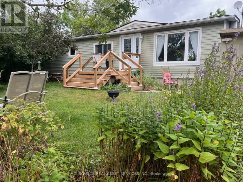 10 Lakeside Drive, Prince Edward County, photo 2