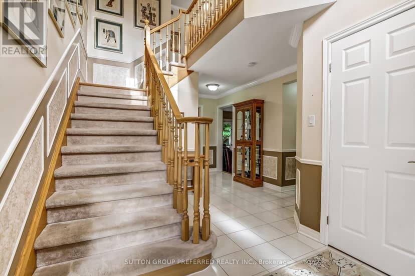 462 Ambleside Drive — photo 3 of 40