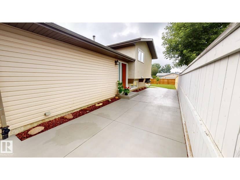 7935 22 AV NW, Edmonton, photo 2