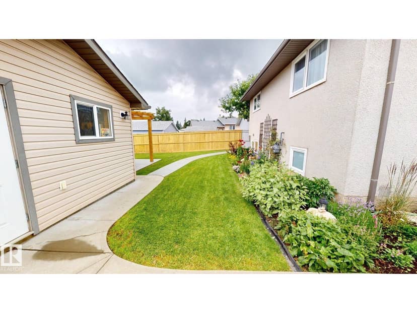 7935 22 AV NW — photo 18 of 26