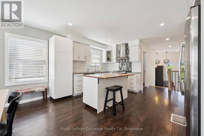 68 Elgin Street S — photo 10 of 31