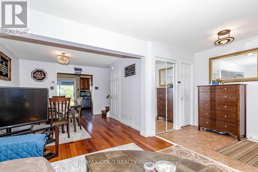 12 McCleave Crescent — photo 10 of 40