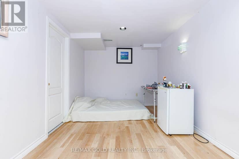 12 McCleave Crescent — photo 37 of 40